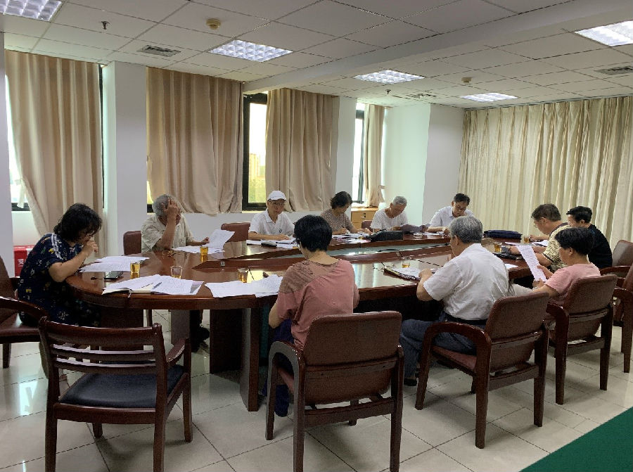 校关工委班子成员组织集中学习巜习近平在厦门》1.jpg