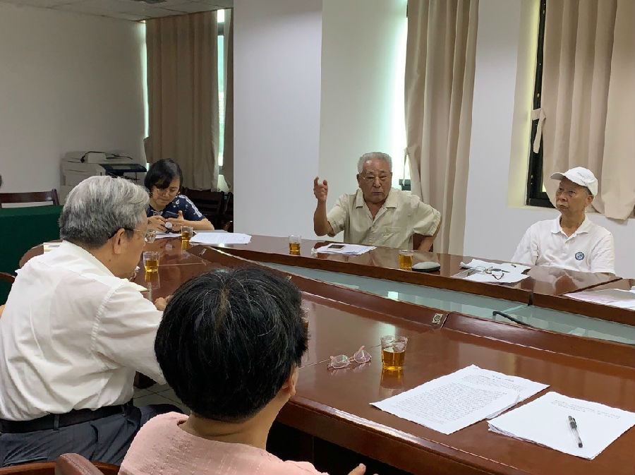 校关工委班子成员组织集中学习巜习近平在厦门》2.jpg